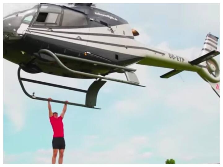 Fitness influencers breaks Guinness wold record after doing 25 pull ups by hanging on helicopter viral video on social media YouTuber ने हेलिकॉप्टर से लटककर किए 25 Pull-Ups, बनाया नया गिनीज वर्ल्ड रिकॉर्ड