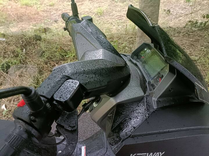  The scooter is available in three Matte Black, Matte Blue and Matte White with good paint quality seen on our test unit. For the price, the overall quality is quite good too with the switchgear feeling robust. Features wise the Vieste 300 comes with front and rear disc brakes, telescopic shock absorbers, and Dual-Channel ABS plus heated grips though we missed Bluetooth connectivity. It has a 278cc liquid-cooled four-stroke engine that produces a maximum power output of 18.7HP at 6500 rpm and a torque of 22Nm at 6000 rpm with performance being likable and adding a sense of agility despite its weight. Under-seat storage is long but not quite deep enough though. (Photo: Somnath Chatterjee)