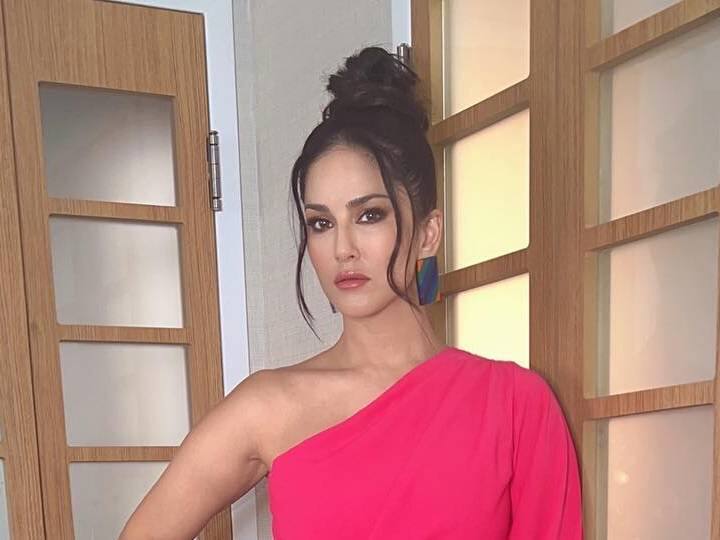 आता तिचा हा लूक चाहत्यांनाही खूप आवडला आहे. काही मिनिटांतच सनीच्या फोटोवर लाखो लाईक्स आले आहेत. सनीच्या वर्कफ्रंटबद्दल बोलायचे झाले तर ती लवकरच अर्जुन रामपालच्या आगामी 'द बॅटल ऑफ भीमा कोरेगाव' या चित्रपटात दिसणार आहे.(फोटो सौजन्य : sunnyleone/इंस्टाग्राम)