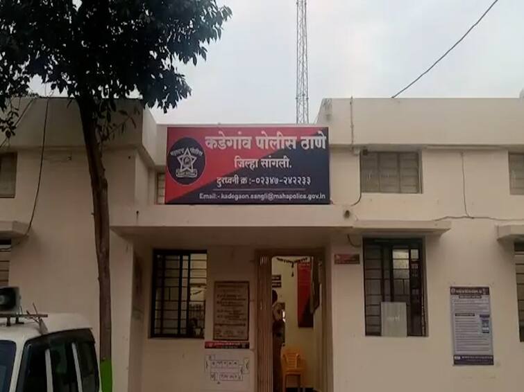 Maharashtra Sangli Crime News moneylender abused and threatened to collect money salon professional committed suicide Crime News : पैसे वसुलीसाठी सावकारानं शिवीगाळ करत धमकावलं; सलून व्यावसायिकाची आत्महत्या