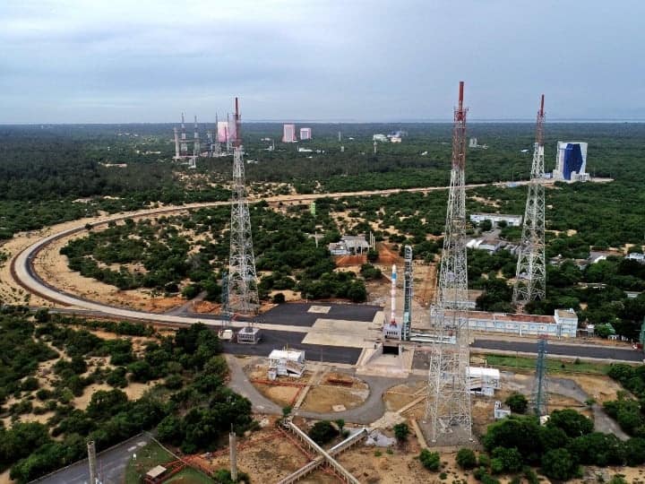 ISRO launch smallest rocket SSLV-D1 mission, EOS 02 data missing, ISRO trying to contact ANN ISRO SSLV Launch: भारत का पहला स्मॉल सैटेलाइट व्हीकल लॉन्च, चौथे स्टेज पर सैटेलाइट से टूटा संपर्क, कोशिश में जुटा इसरो