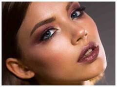 Fashion Tips: मेकअप के दौरान चेहरे के इन हिस्सों पर लगाएं हाइलाइटर, लुक दिखेगा काफी ग्लैमर