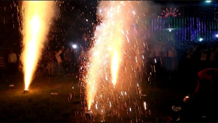 महिलाएं भी काफी जोश खरोश के साथ लोकगीत और पारंपरिक गीतों पर डांस करते हुए दिखाई दीं.