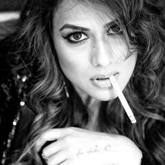 સિગારેટ પીતી જોવા મળી Nia Sharma, કિલર લૂક પર ફેન્સ ફિદા