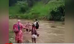 હિમાચલના મંડીમાં ભારે વરસાદ,લોકો જીવના જોખમે નદી પાર કરવા મજબુર