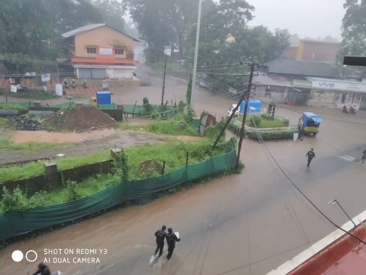 दरम्यान गुहागर असगोली रस्ता पाण्याखाली गेल्याने वाहतूक बंद करण्यात आली आहे