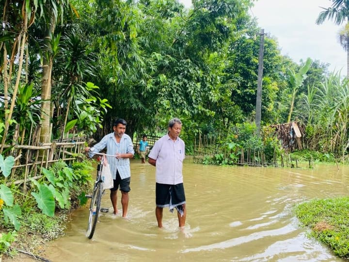 Assam Flood Hundreds of villages in Assam are flooded no medicine no food availble here ann Assam Flood: असम में सैकड़ों गांव बाढ़ की चपेट में, यहां आसान नहीं जिंदगी, खाने के भी लाले, पढ़ें विशेष रिपोर्ट