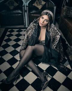 Shama Sikander ने बिकिनी पहन मचाई सनसनी, समंदर के किनारे दिए कातिलाना पोज