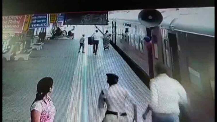 bankura: 2 train passengers escaped death due to RPF action Bankura: আরপিএফের তৎপরতায় মৃত্যুর হাত থেকে বাঁচলেন ২ ট্রেন যাত্রী