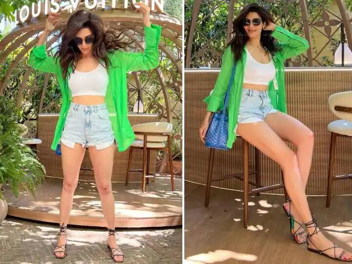 Karishma Tanna Latest Pics: નાના પડદાની જાણીતી એક્ટ્રેસ કરિશ્મા તન્ના આજકાલ સોશ્યલ મીડિયા પર ખુબ એક્ટિવ થઇ છે. પોતાના ઇન્સ્ટાગ્રામ પર એકથી એક કાતિત અને બૉલ્ડ તસવીરો શેર કરીને ફેન્સને આકર્ષે છે.