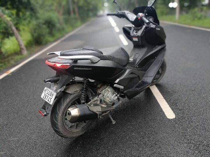 At Rs 3.25 lakh, the Keeway Vieste 300 is expensive but packs in performance, a large fuel tank, great looks, and some comfort features while also lacking some essential ones while also not having the required storage space needed. It is a unique offering overall though and one that will sell on the looks alone. (Photo: Somnath Chatterjee)