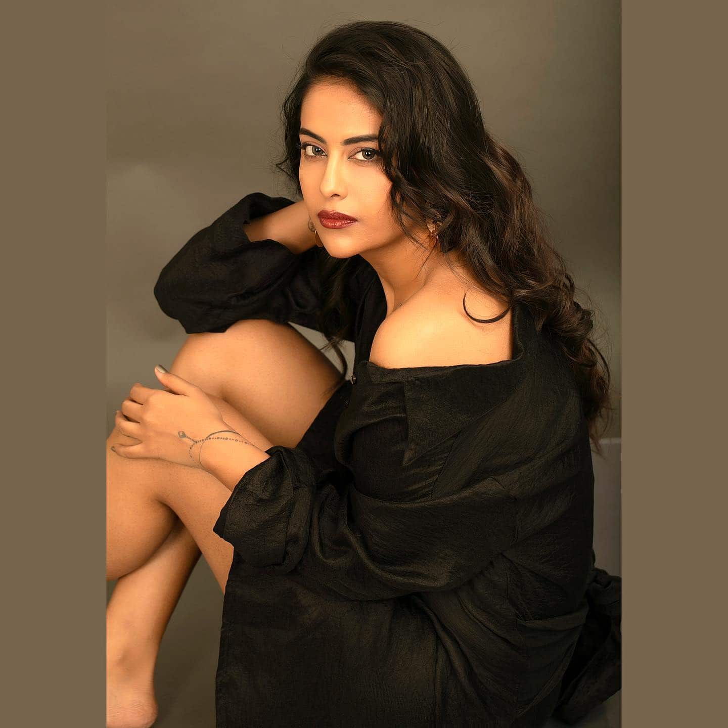 avika gor black outfit pic