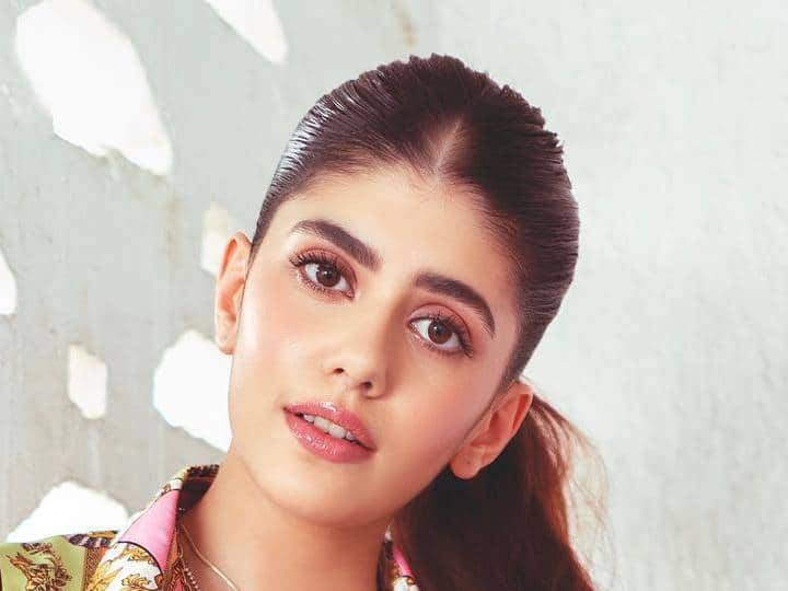 दिवंगत अभिनेता सुशांत सिंग राजपूतचा शेवटचा चित्रपट 'दिल बेचारा'मध्ये पहिल्यांदाच मुख्य भूमिकेत दिसलेली संजना संघी तिच्या पहिल्याच चित्रपटातून ती प्रसिद्धीच्या झोतात आली.(फोटो सौजन्य : sanjanasanghi96/इंस्टाग्राम)