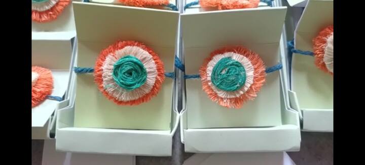 पालघरमधील वाडा तालुक्यातील तुसे या गावातील महिला बचत गटाने पर्यावरण पोषक असणाऱ्या केळीच्या खोडापासून म्हणजे बनाना फायबर पासून राष्ट्रद्वजाच्या रंगाच्या राख्या तयार केल्या आहेत.