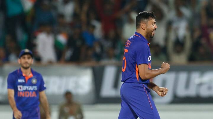 গত দুই ম্যাচে ব্যর্থতার পর আবেশ খানের দলে জায়গা নিয় প্রশ্ন উঠছিল। তবে এদিন ভাল বোলিং করে দুই উইকেট নেন আবেশ খান, ম্যাচ সেরাও হন তিনি।