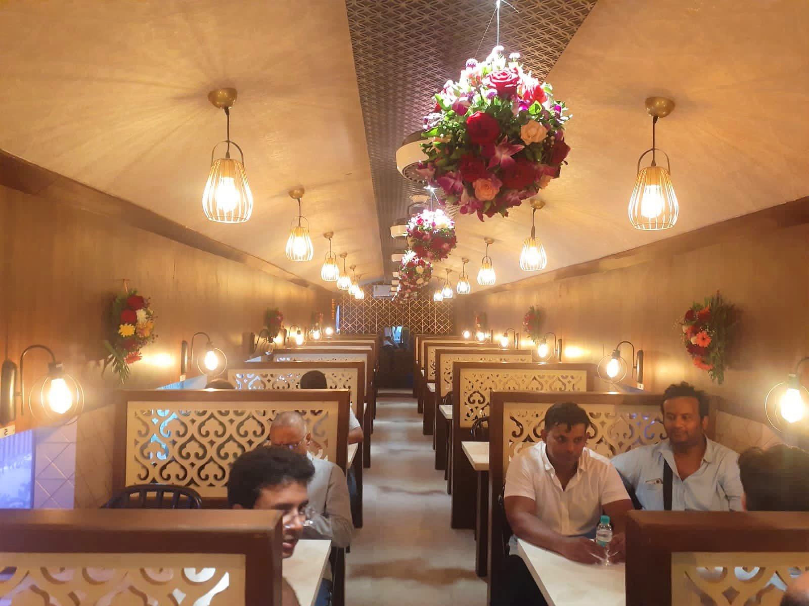 Restaurant on Wheels: इटारसी में रेलवे का रेस्‍टोरेंट ऑन व्‍हील्‍स शुरू, देखें इसमें क्या हैं खास 