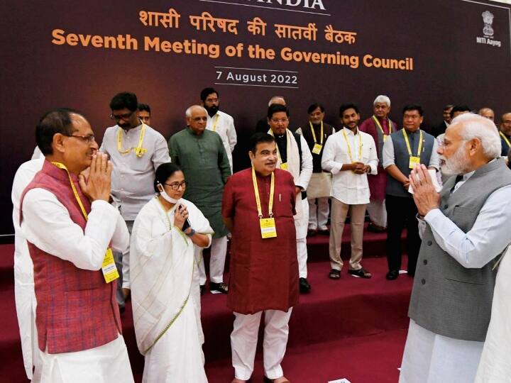 इस दौरान प्रधानमंत्री ने देश के अलग राज्यों से आये हुए मुख्यमंत्रियों से भी मुलाकात की और उनसे बातचीत करते हुए नजर आये