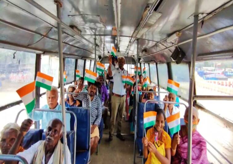 madurai: The Madurai Municipal Traffic Police congratulated the motorists on Friends Day TNN ‘ஹேப்பி ஃப்ரெண்ட்ஷிப் டே’ .... வித்தியாசமாக வாகன ஓட்டிகளிடம் வாழ்த்து கூறிய மதுரை மாநகர போக்குவரத்து போலீஸ்..!
