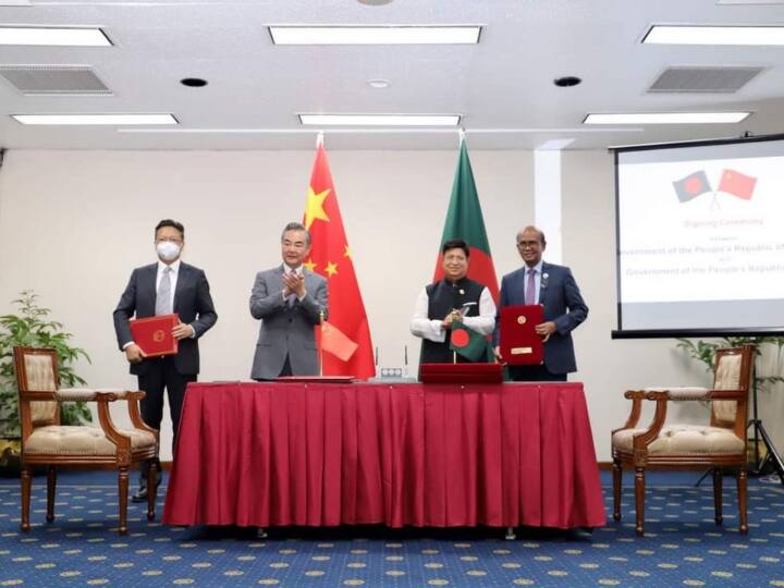 China Foreign Minister Wang yi visit Banglesh, four MOU Signed with Bangladesh China Foreign Minister Visit Bangladesh: आर्थिक संकट के बीच चीन के विदेश मंत्री की बांग्लादेशी PM से मुलाकात, इन 4 समझौतों पर हुए हस्ताक्षर