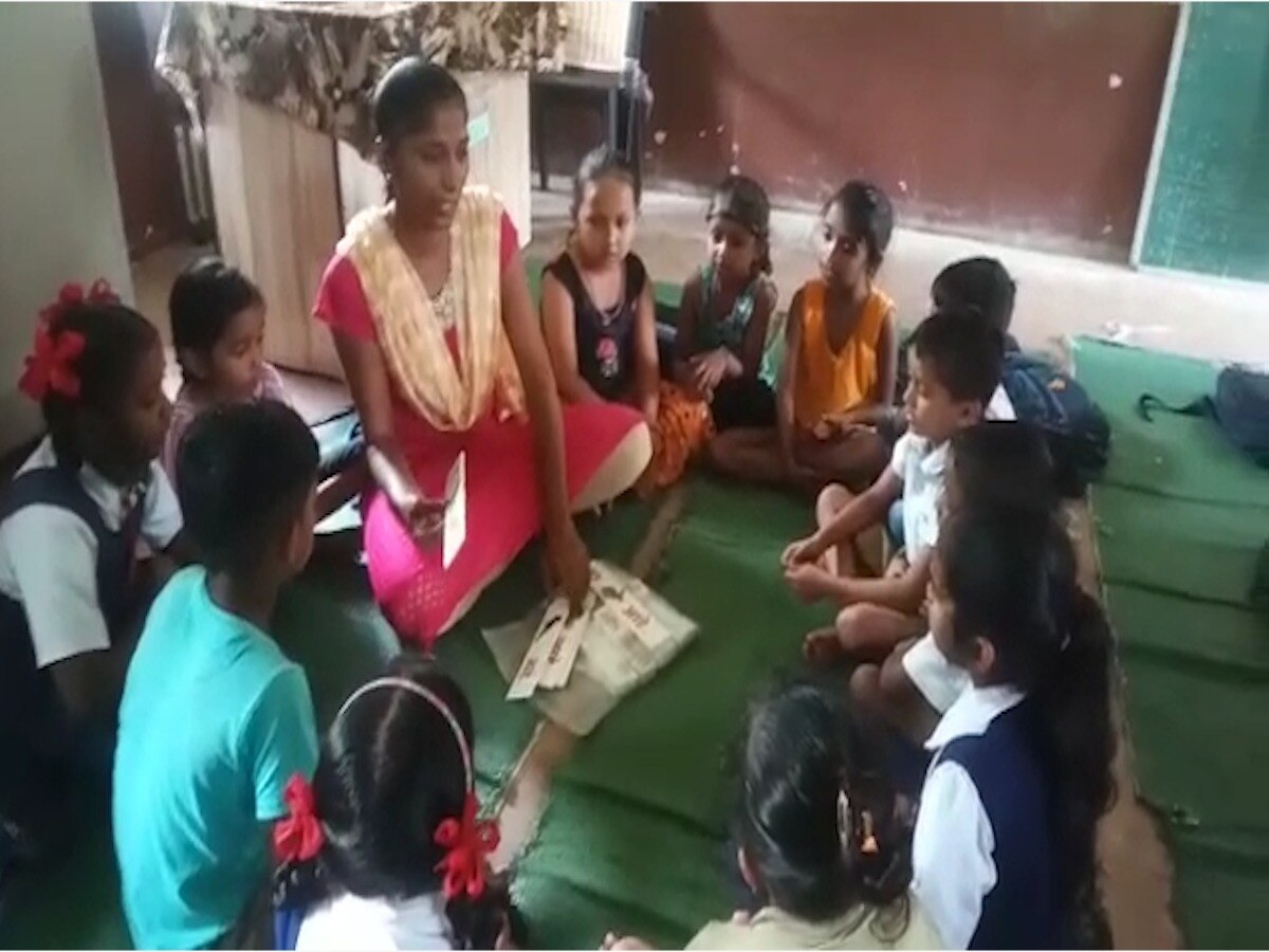 Maharashtra Palghar News : वाळत घातलेली चटई पाहिली अन् 'हसत खेळत इंग्रजी'ची कल्पना सुचली, पालघरमधील शिक्षिकेचा अनोखा उपक्रम