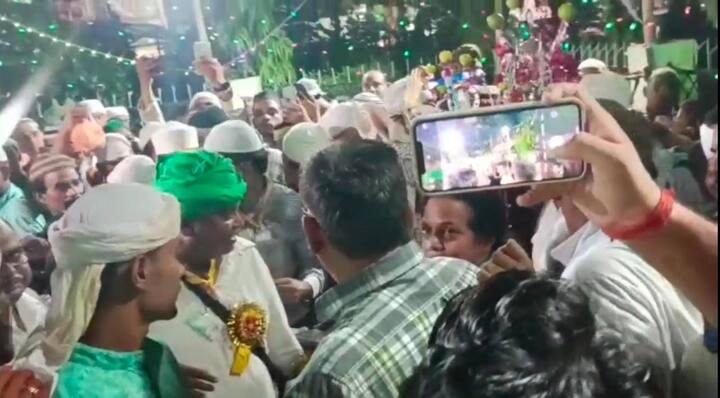 इस्लाम की खातिर अपना सर कटाने वाले इमाम हुसैन को यूं तो सारी दुनिया में अपने-अपने तरीके से याद किया जाता है, लेकिन उत्तर प्रदेश के महोबा के चरखारी में मुहर्रम की सातवीं को इमाम हुसैन की दुलदुल सवारी पाक घोड़ा पिछले 166 सालों से निकाला जा रहा है. हिन्दू-मुस्लिम एकता का प्रतीक इमाम की सवारी से सभी धर्मों के लोगों का खासा लगाव है. ऐसी मान्यता है कि इमाम हुसैन का घोडा जिस श्रद्धालू का प्रसाद खा लेता है उसकी मुराद पूरी हो जाती है और अकीदतमंद चांदी का नींबू सवारी में चढ़ाता है. यहां 70 से 80 हजार की भीड़ इमाम हुसैन की सवारी का दीदार करने आती है. डीएम और एसपी ने घोड़ें को जलेबी खिलाकर जुलूस का शुभारंभ किया.