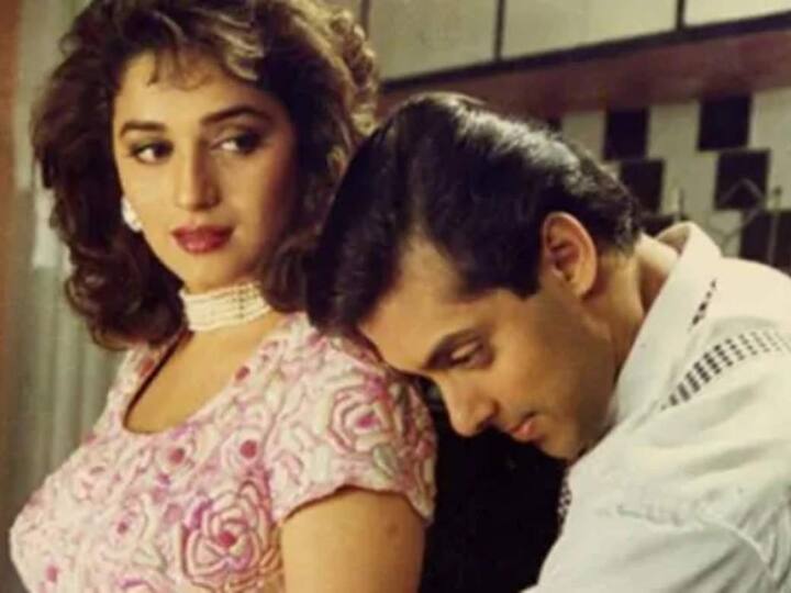 साल 1994 में रिलीज हुई फिल्म ‘हम आपके हैं कौन’ (Hum Aapke Hain Koun) आमिर खान को ऑफर हुई थी, लेकिन उन्होंने इसके लिए मना कर दिया था. जिसके बाद सलमान खान को इस फिल्म में लिया गया.