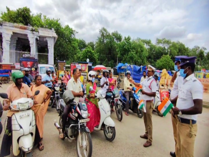 ‘ஹேப்பி ஃப்ரெண்ட்ஷிப் டே’ .... வித்தியாசமாக வாகன ஓட்டிகளிடம் வாழ்த்து கூறிய மதுரை மாநகர போக்குவரத்து போலீஸ்..!