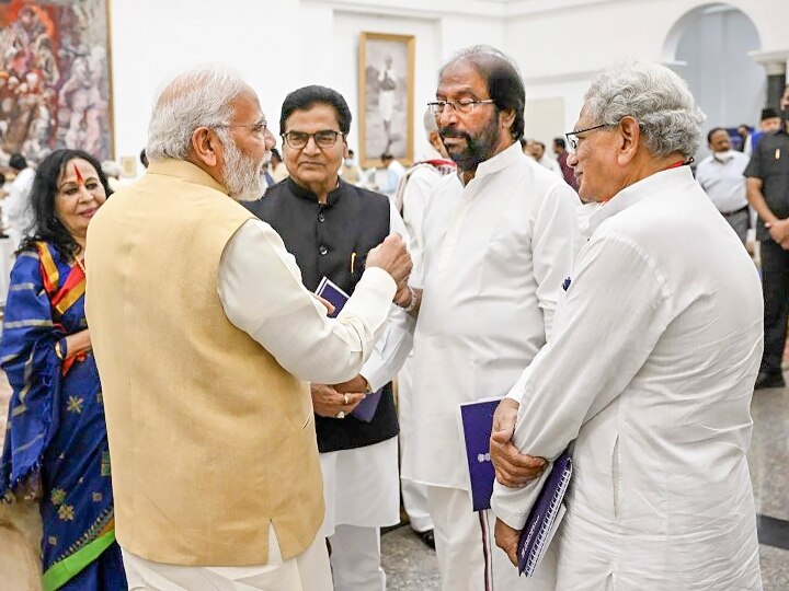 UP Politics: CM योगी से मुलाकात के बाद अब PM मोदी के साथ दिखे रामगोपाल यादव, दिलचस्प तस्वीरें आई सामने