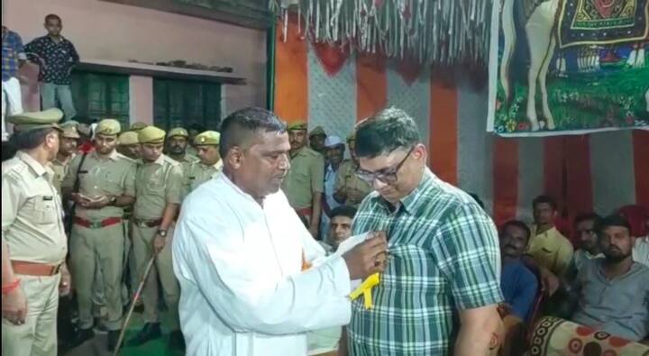 हजरत इमाम हुसैन की इस सवारी में हिन्दू भाइयों द्वारा लंगड़ का इंतेजाम भी किया जाता है. जिसे यहां आने वाले लोग प्रसाद के रूप में खाते है. लोगों की मान्यता है कि इमाम के घोड़े को जलेबी प्रसाद के रूप में खिलाने से उनकी सारी मन्नतें पूरी हो जाती है. शायद यही वजह है कि यहां जलेबी की दुकाने बड़ी तादाद में लगती है और आने वाले लोग इमाम कि सवारी को अपना- अपना प्रसाद अपने हाथों से सवारी को खिलाने के लिए लोगों का हुजूम सवारी को घेर लेता है.