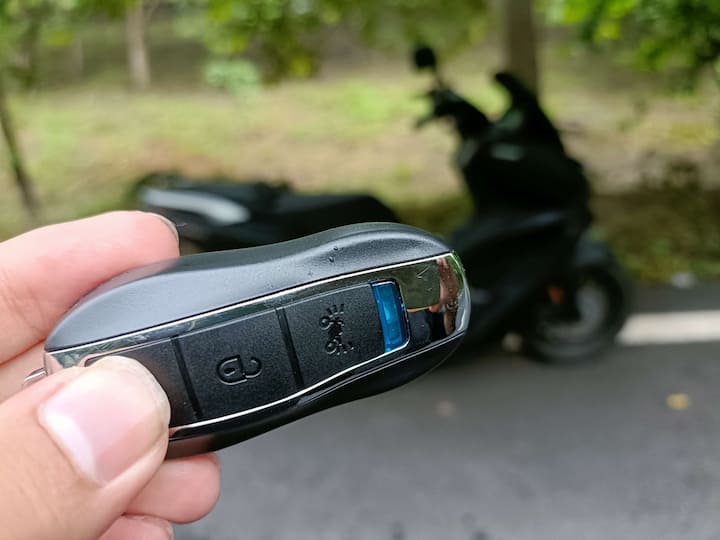 Another nice bit is the Porsche-like keyless fob which feels very premium too. (Photo: Somnath Chatterjee)