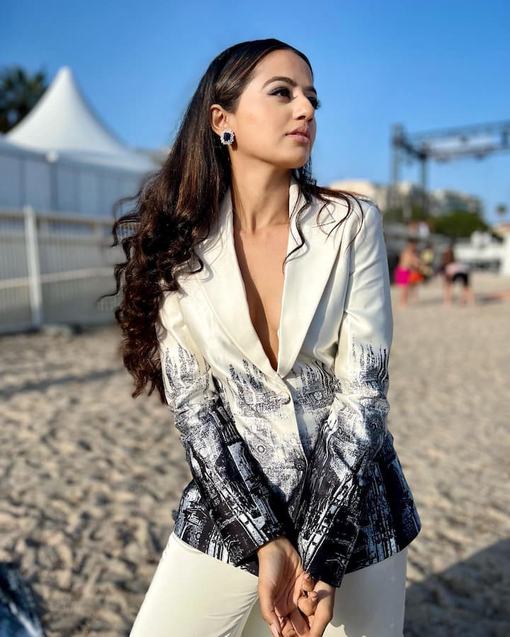 हेली शाह ने अपनी एक्टिंग का जादू बिखेरने के साथ-साथ लोगों को अपनी खूबसूरती का कायल भी बनाया है. उनका स्टाइल स्टेटमेंट कमाल का है.