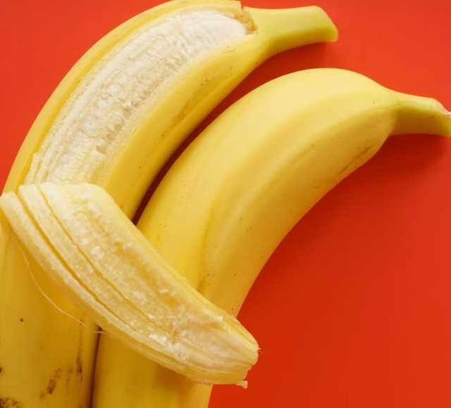 Banana Benefits : केळ्याप्रमाणेच केळीची सालही आरोग्यासाठी अतिशय फायदेशीर आहे. केळ्याच्या सालीचे फायदे वाचा सविस्तर.