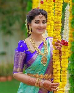Sneha: బంతి పువ్వుల మధ్య అందాల బాపు బొమ్మ స్నేహ