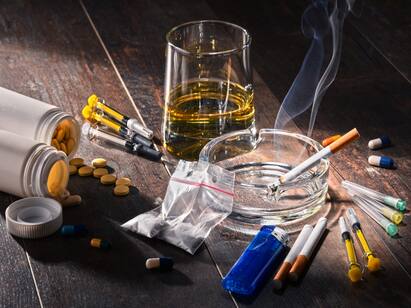 Erode : police arrested 7 people who had injected themselves with drugs Crime : டெல்லியில் இருந்து வந்து இறங்கிய போதை மாத்திரைகள்... தங்களுக்கு தாங்களே ஊசி செலுத்திக்கொண்டவர்கள் கைது..