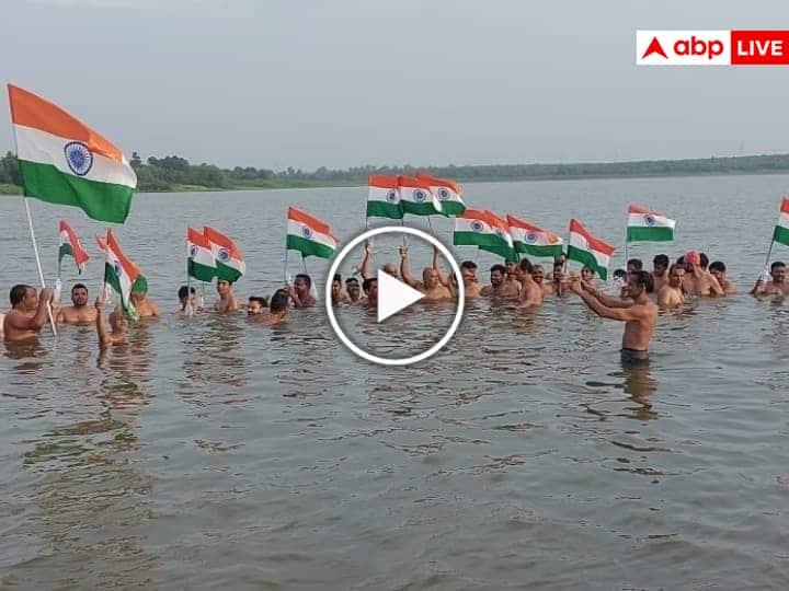 Har Ghar Tiranga campaign is being celebrated in the river in Khandwa under Azadi Ka Amrit Mahotsav ANN Har Ghar Tiranga Campaign: खंडवा में बीच नदी तैरकर मनाया जा रहा 'हर घर तिरंगा' अभियान, Video Viral