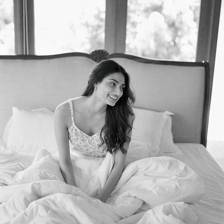अलीकडेच अथियाने तिच्या इंस्टाग्रामवर फोटो शेअर केले आहेत. ज्यामध्ये अभिनेत्री तिच्या बेडवर पडून पोज देताना दिसत आहे. अभिनेत्रीचा हा अवतार इंटरनेटवर खूप पसंत केला जात आहे. ब्लॅक अँड व्हाइट फोटोमध्ये अभिनेत्री खूपच सुंदर दिसत आहे.(फोटो सौजन्य : athiyashetty/इंस्टाग्राम)