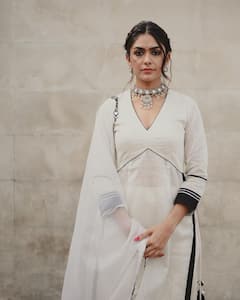 Mrunal Thakur : मृणाल ठाकूरचा ग्लॅमरस अंदाज; ड्रेसची किंमत माहितीये?