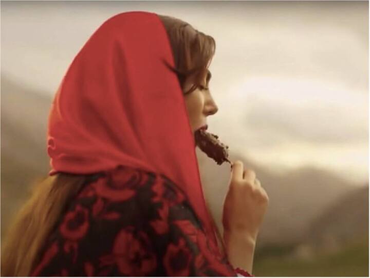 Iran Bans women from featuring in ads after ice cream commercial Iran Ice Cream Ad: आइसक्रीम खाती मॉडल देख ईरान में भड़के कट्टरपंथी, महिलाओं के विज्ञापन करने पर लगा दी रोक