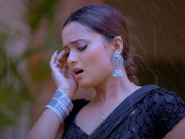 Badarwa Shilpi Raj and Neelam Giri superhit bhojpuri song going viral Bhojpuri Song: बरसात में भीगी-भागी नीलम गिरी ने लगाए ठुमके, काली साड़ी में ऐक्ट्रेस लगीं बेमिसाल