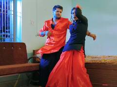 Manisha Mishra की आदाओं पर Khesari Lal Yadav ने हारा दिल, वीडियो देख झूम उठी महफिल