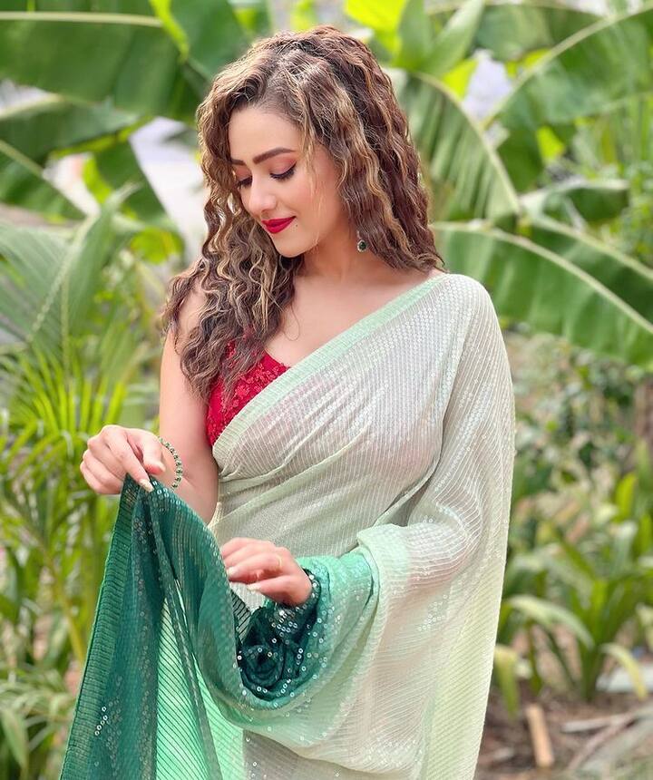 આમાં તે ખૂબ જ ગ્લેમરસ લાગી રહી છે. તેની સાથે મદાલસાની કાતિલ સ્માઈલ ફેન્સને પાગલ કરી દે છે.