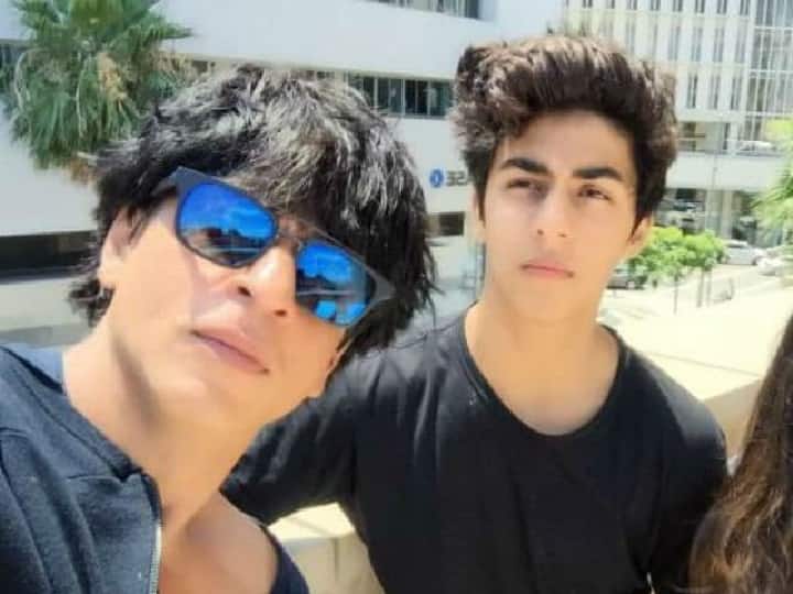 Shah Rukh Khan Fan misbehaves for selfie son Aryan protect father video viral Shah Rukh Khan संग सेल्फी लेने के लिए फैन ने किया दुर्व्यवहार! बेटे Aryan ने पापा को प्रोटेक्ट करने के लिए किया ये काम...