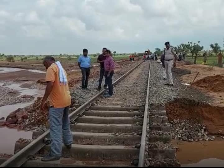 Indian Railways Phalodi Lohawat rail route disrupted once again due to heavy rain under Jodhpur Jaisalmer station ANN Indian Railways: भारी बरसात के चलते लोहावट-फलौदी रेल मार्ग बाधित, मौके पर DRM ने लिया जायजा