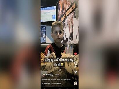 Father Asks Toddler Son To Pay For Meal At Restaurant Watch What Happens Next சாப்பிட்ட உணவுக்கு பணம் கொடுக்க சொன்ன தந்தை... குழந்தையின் கியூட் ரியாக்‌ஷன் - வீடியோ