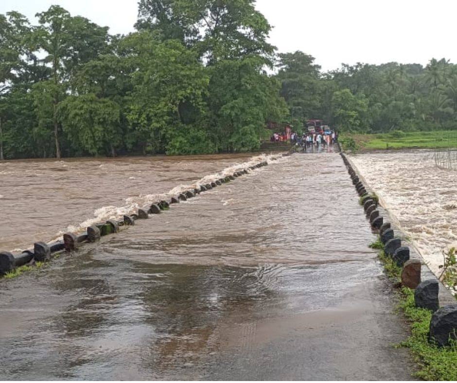 Kokan Rain Updates Nirmala river flooded heavy rain on fourth day 27 villages were cut off Karul Ghat raghunath ghat was closed due to landslide Kokan Rain Updates : तळकोकणात पावसाचं धुमशान; नद्यांना पूर, 27 गावांचा संपर्क तुटला