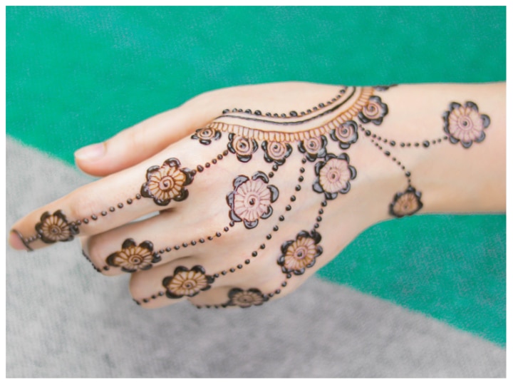 Raksha Bandhan 2020 Special Latest and Easy Mehandi Designs for Rakhi -  Raksha Bandhan Mehndi Design 2020: घर पर ही आसानी से लगाएं ये लेटेस्ट और  ट्रेंडी मेहंदी डिजाइन्स, पंचांग-पुराण न्यूज