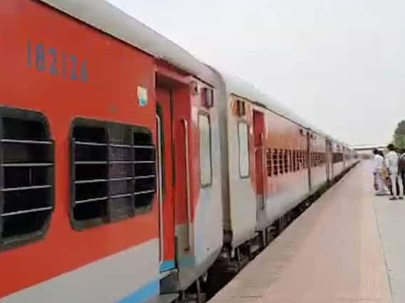 பயணியைத் தாக்கி ஓடும் ரயிலில் இருந்து தூக்கி வீசிய ரயில்வே உணவக ஊழியர்கள்.. உபியில் பயங்கரம்..