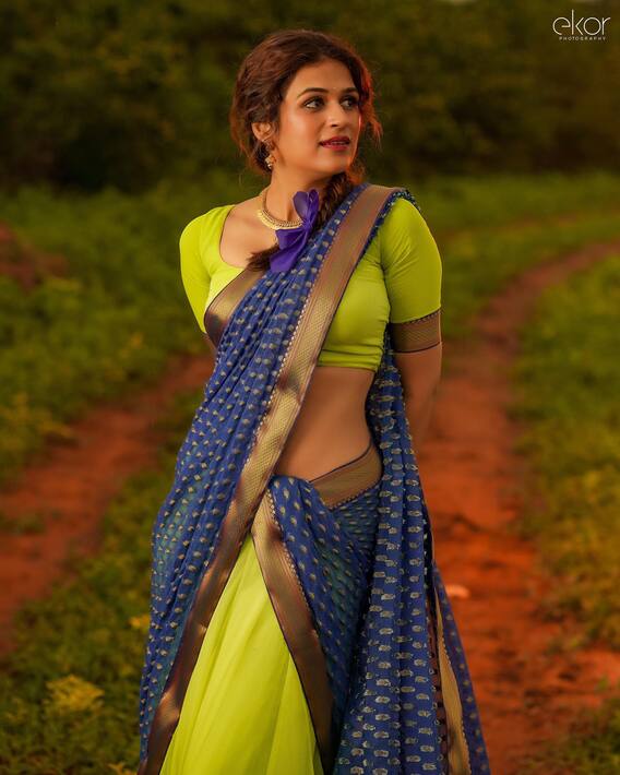Shraddha Das: లంగా ఓణీలో రెండు జడలతో శ్రద్ధా దాస్