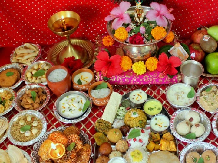 भोग - धर्म ग्रंथों के अनुसार कान्हा को दिन में चार बार भोग लगाना चाहिए. माखन, दही, मिश्री, खीर का भोग लगा सकते हैं.