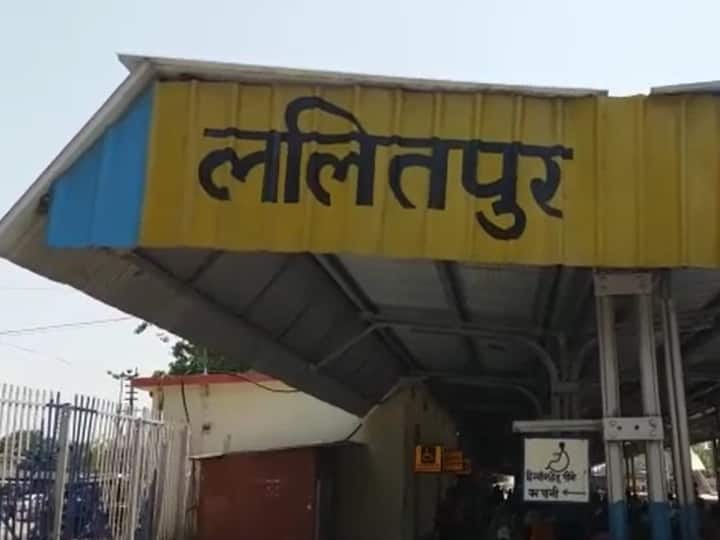 Lalitpur Railway Station Raptisagar Express Pantry car manager spit Gutka on passenger and threw him from train ann Lalitpur News: पैंट्री कार में शराबी मैनेजर ने यात्री के शर्ट पर थूका गुटखा, टोकने पर वेंडरों ने ट्रेन से फेंका